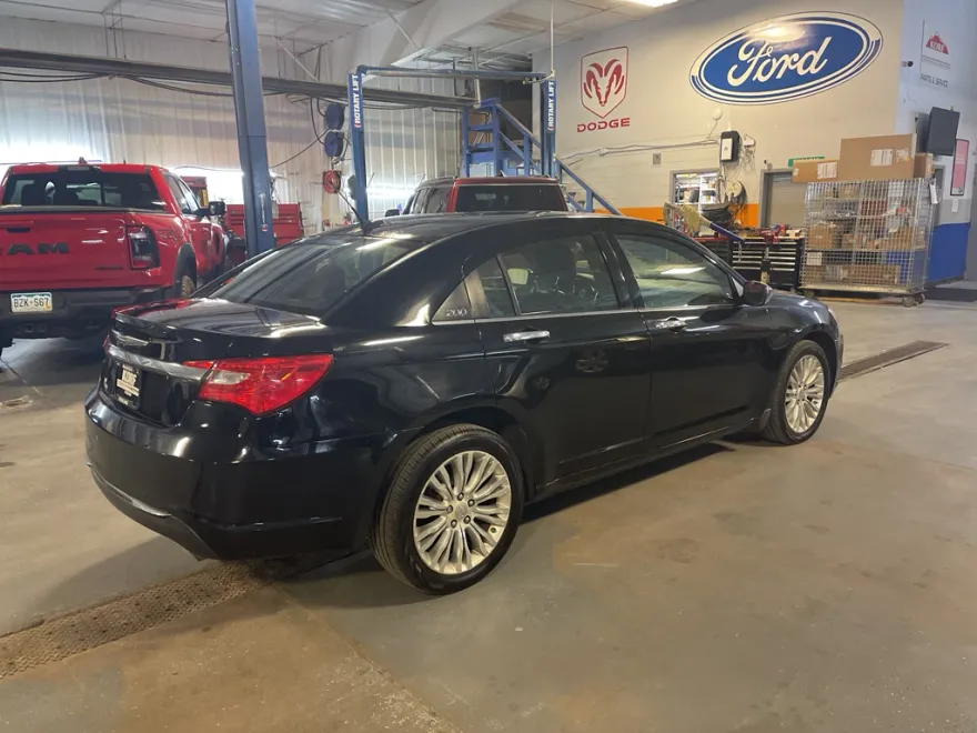 2011 Chrysler 200 Limited photo 1