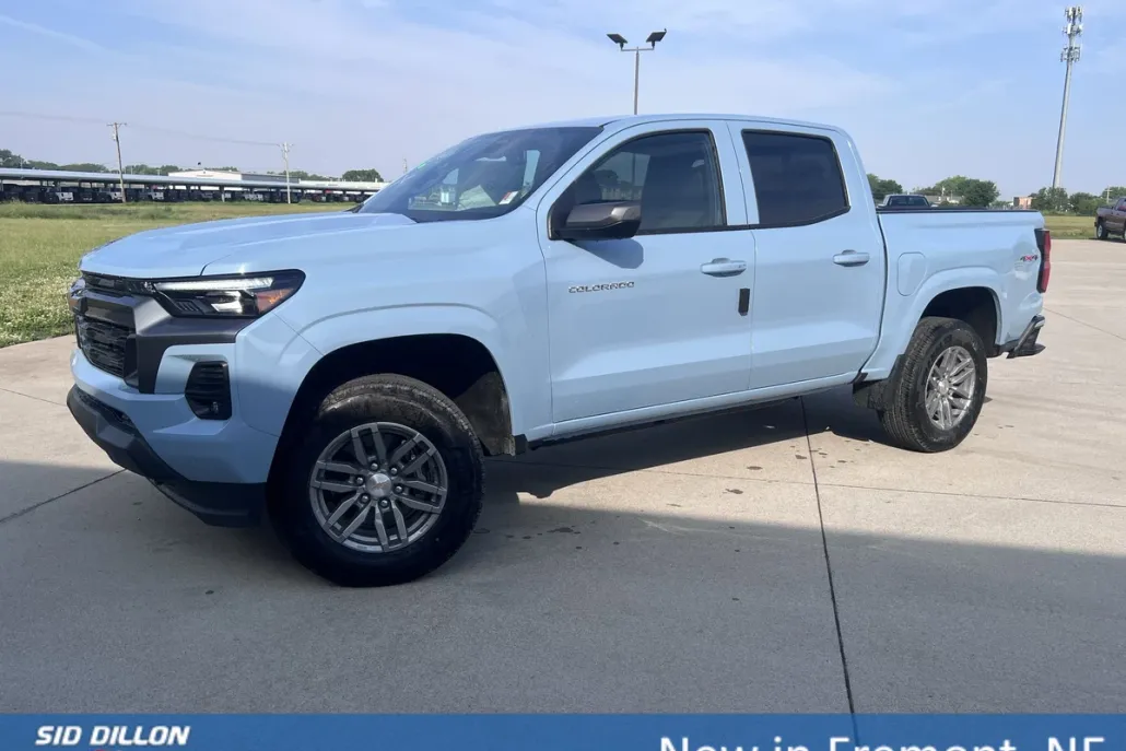 2025 Chevrolet Colorado Work Truck LT photo 1