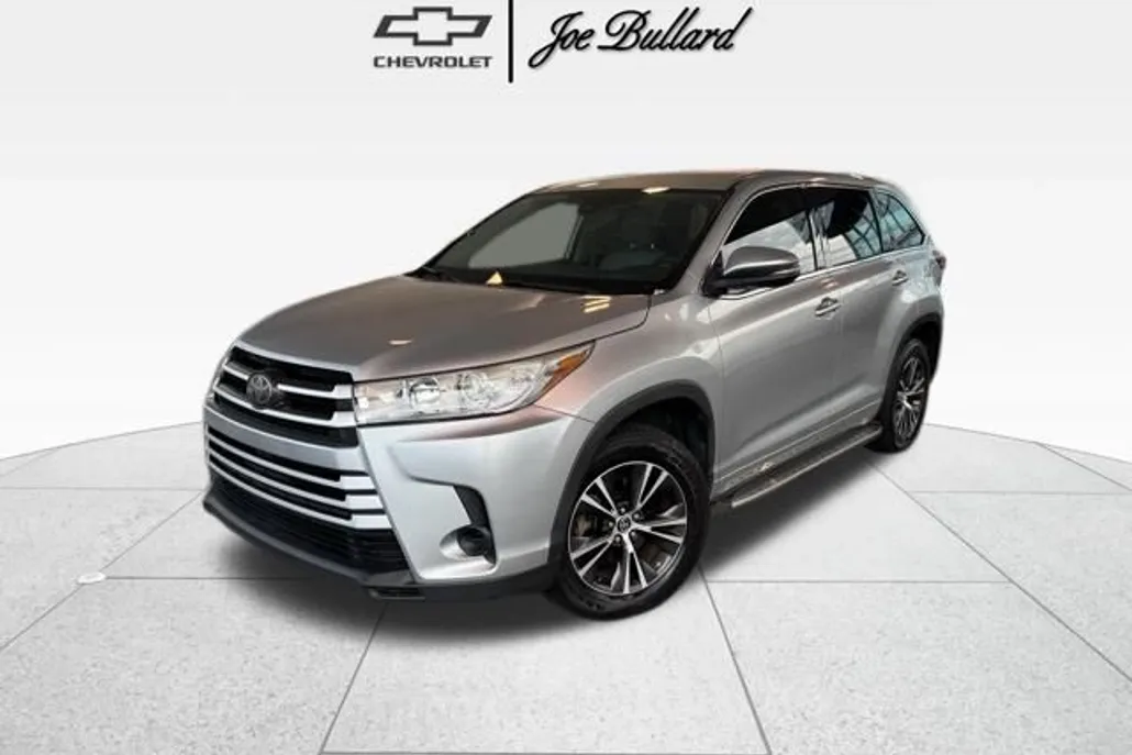 2018 Toyota Highlander LE photo 1