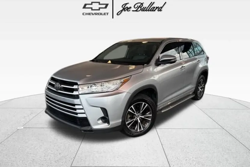 2018 Toyota Highlander LE photo 1