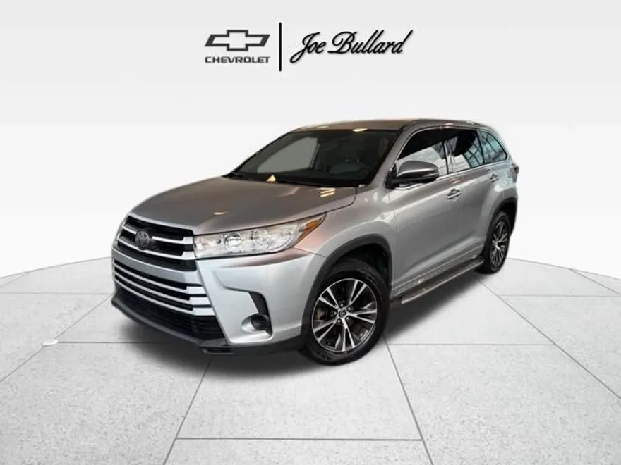2018 Toyota Highlander LE photo 1