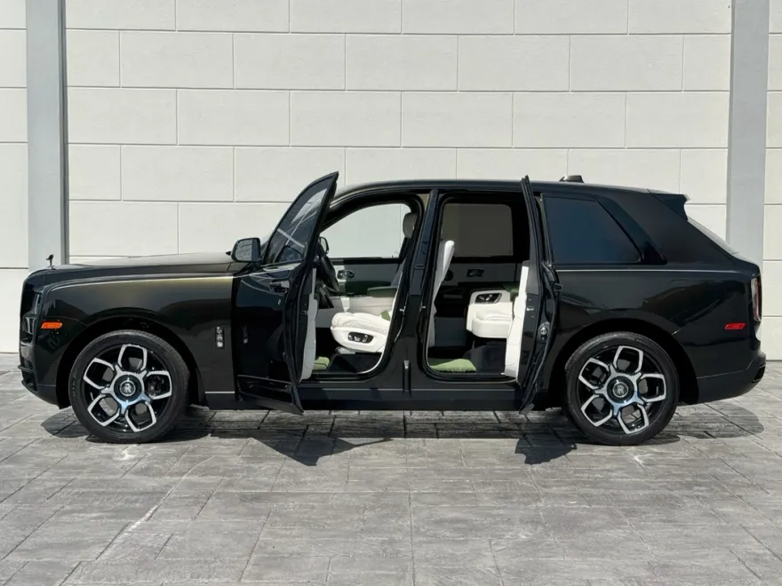 2023 Rolls Royce Cullinan Black Badge photo 1