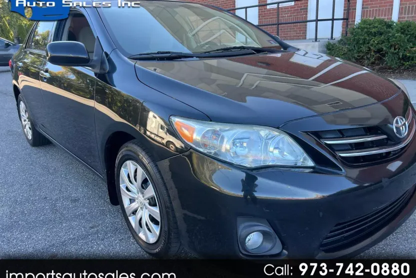 2013 Toyota Corolla LE photo 1