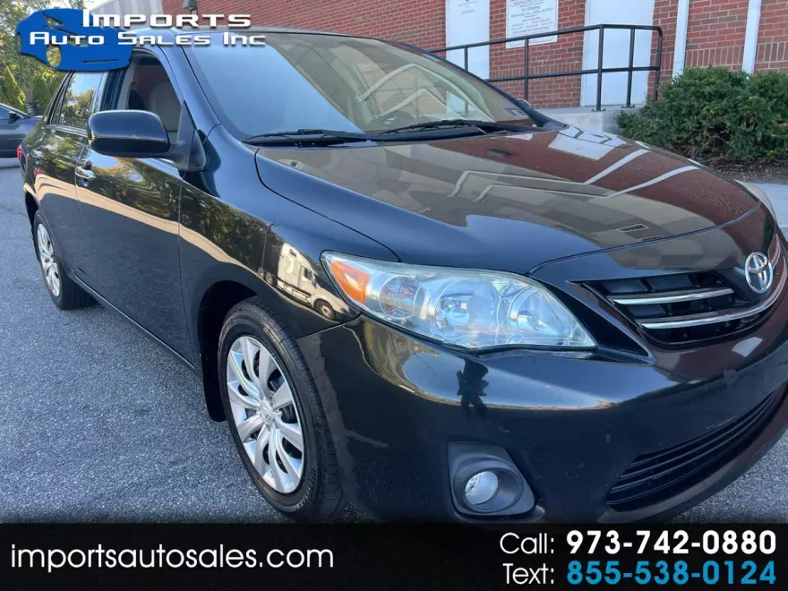 2013 Toyota Corolla LE photo 1