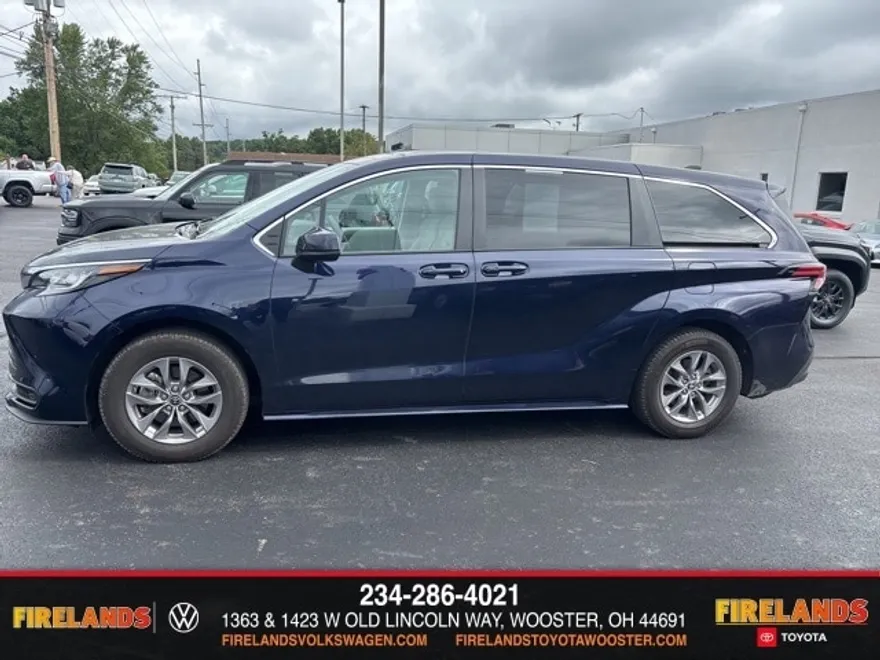 2022 Toyota Sienna LE photo 1