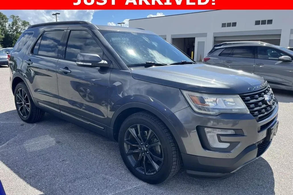 2017 Ford Explorer XLT photo 1