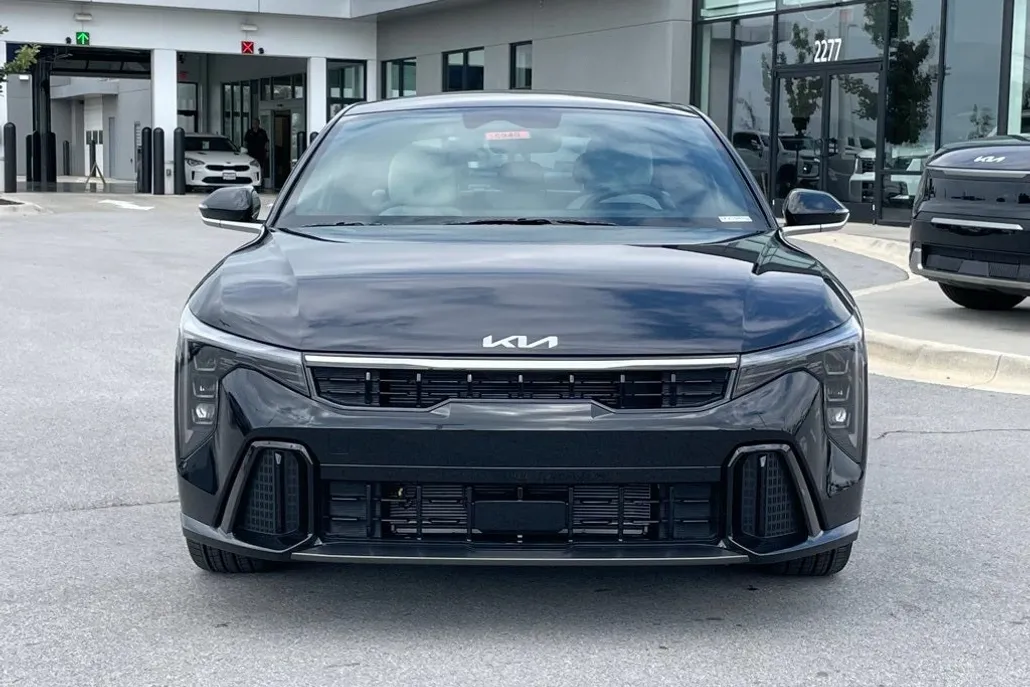2025 Kia K4 GT-Line photo 1
