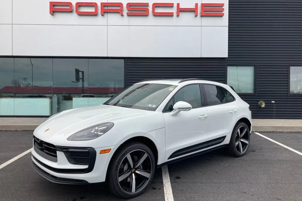 2025 Porsche Macan T photo 1