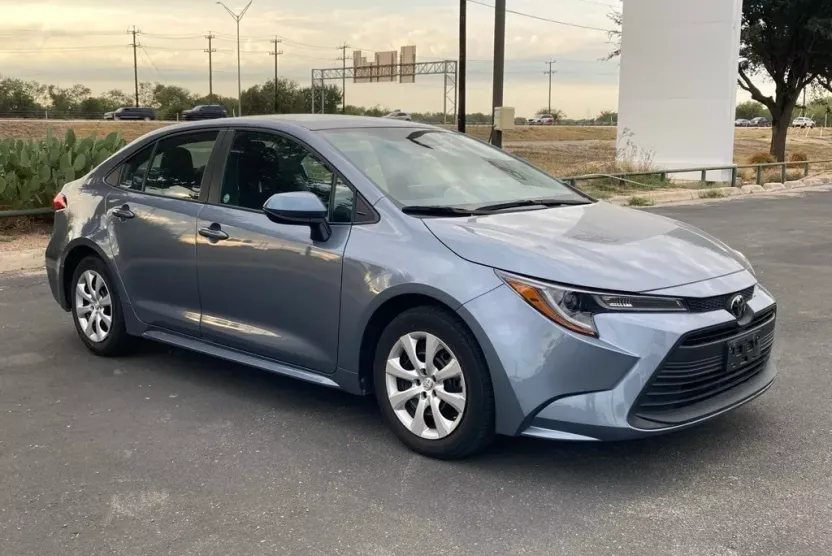 2024 Toyota Corolla LE photo 1