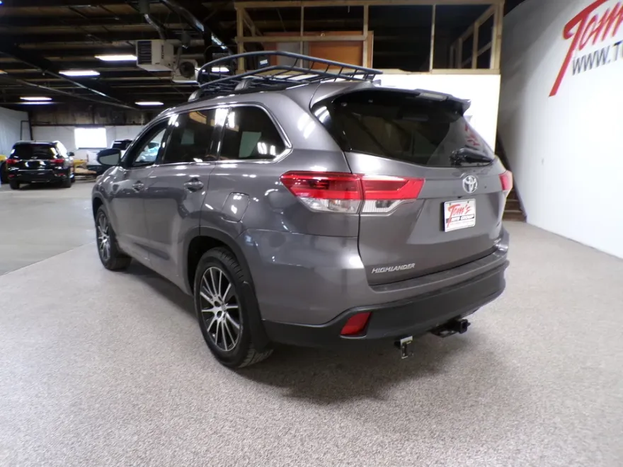 2017 Toyota Highlander SE photo 1