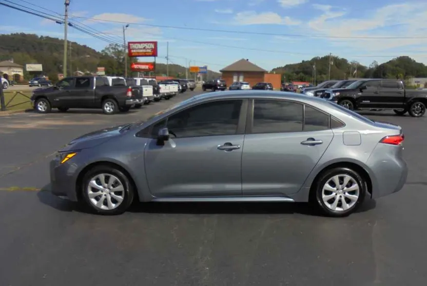 2024 Toyota Corolla LE photo 1