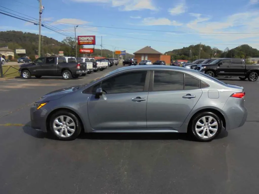 2024 Toyota Corolla LE photo 1
