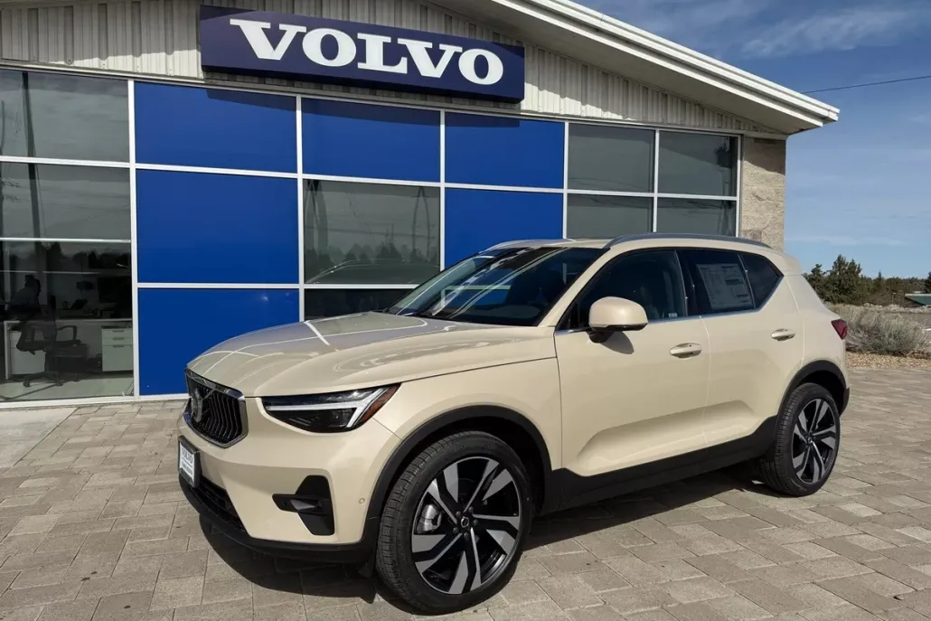 2025 Volvo XC40 photo 1