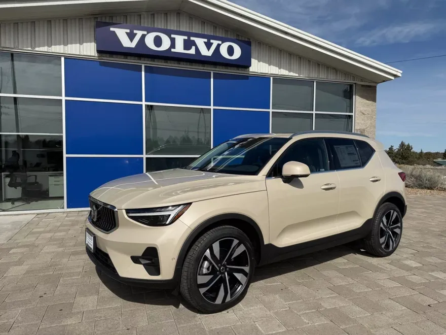 2025 Volvo XC40 photo 1