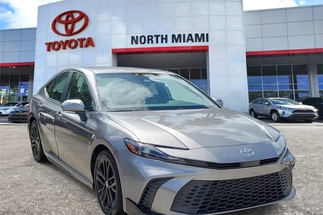 2025 Toyota Camry SE photo 1