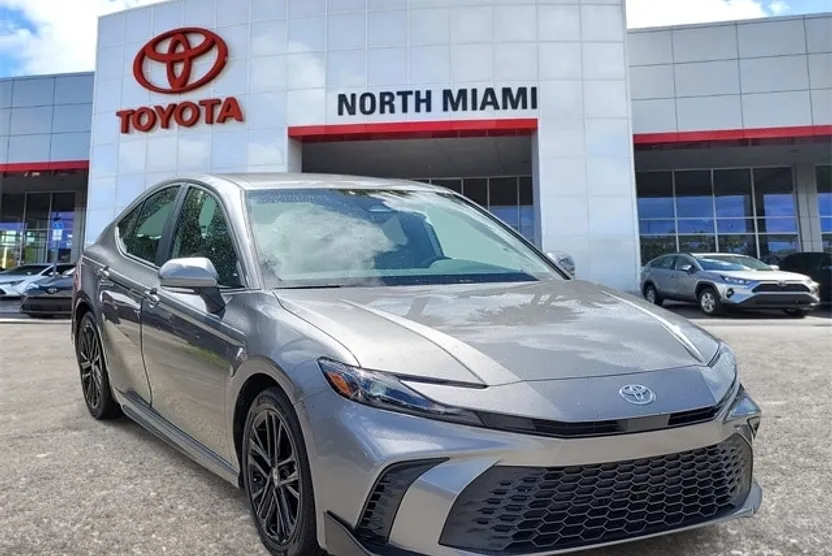 2025 Toyota Camry SE photo 1