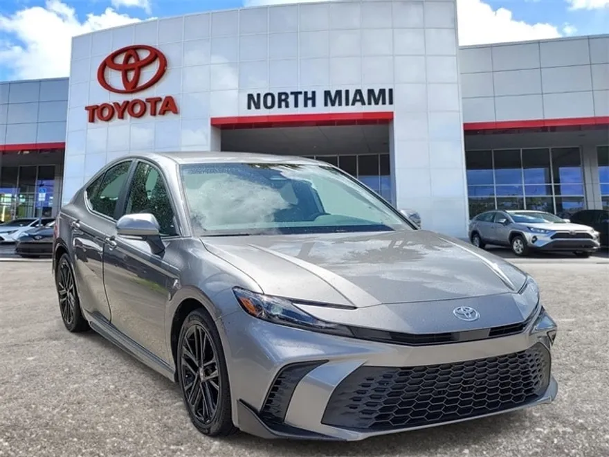 2025 Toyota Camry SE photo 1