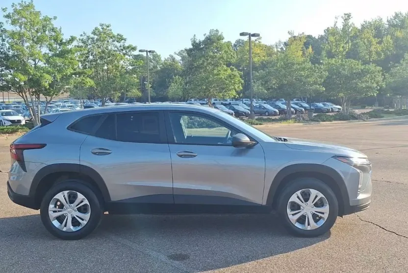 2024 Chevrolet Trax LS photo 1