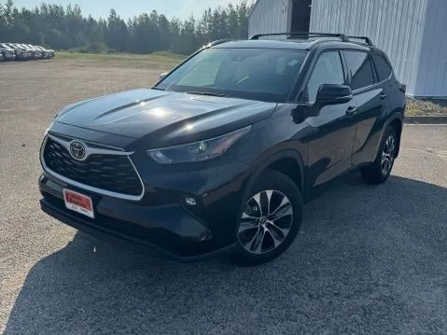 2022 Toyota Highlander XLE photo 1