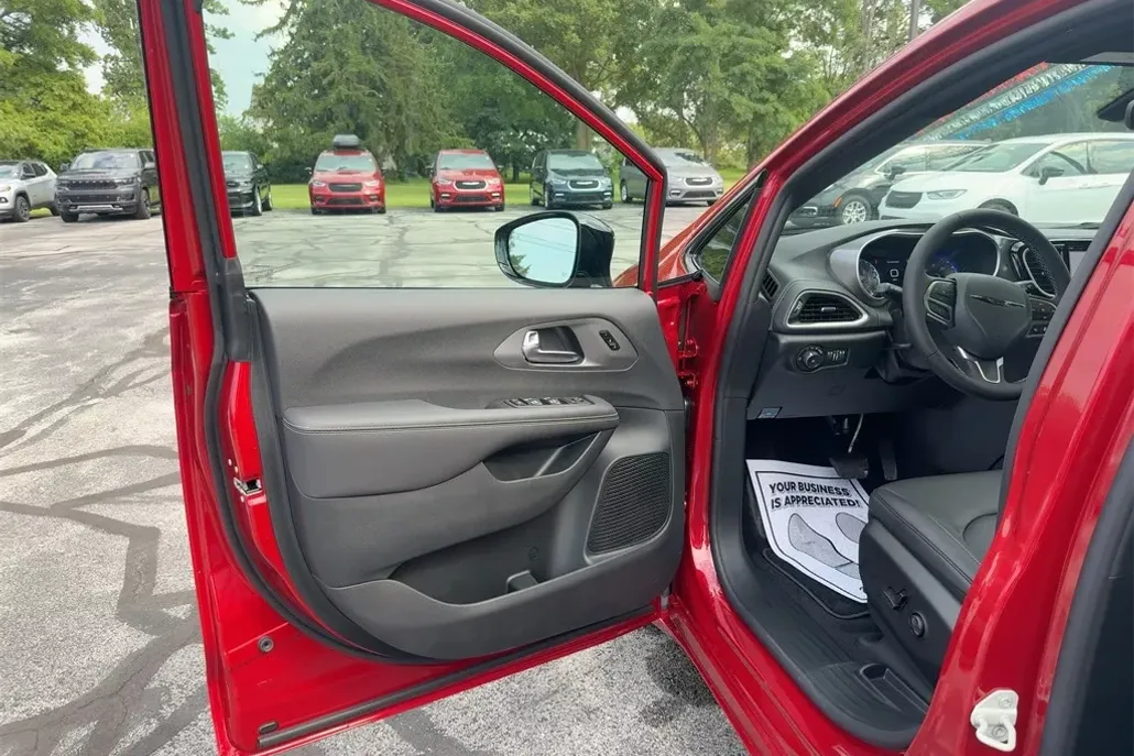 2026 Chrysler Pacifica photo 1