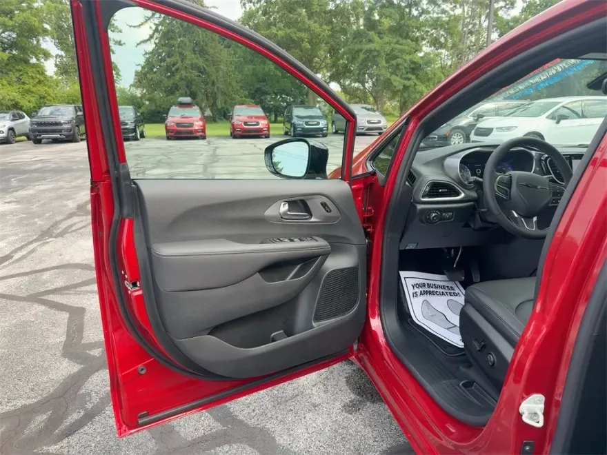 2026 Chrysler Pacifica photo 1
