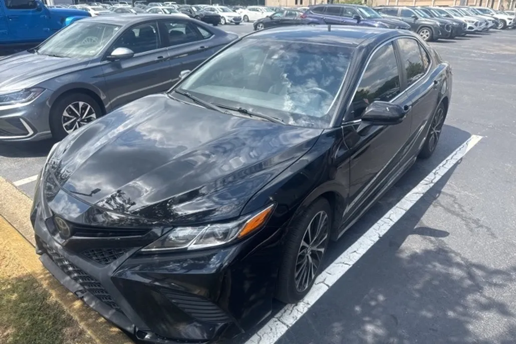 2018 Toyota Camry SE photo 1