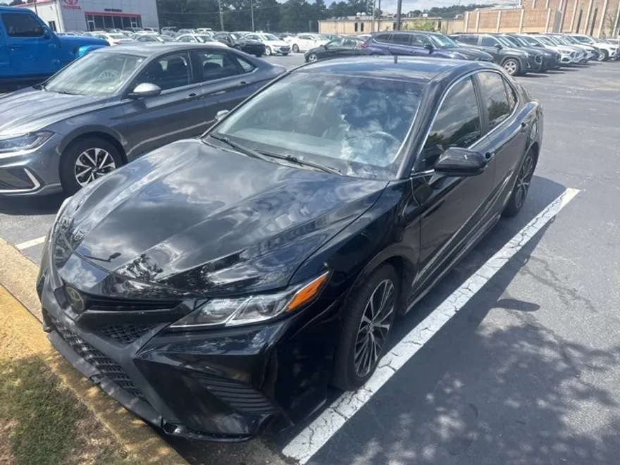 2018 Toyota Camry SE photo 1