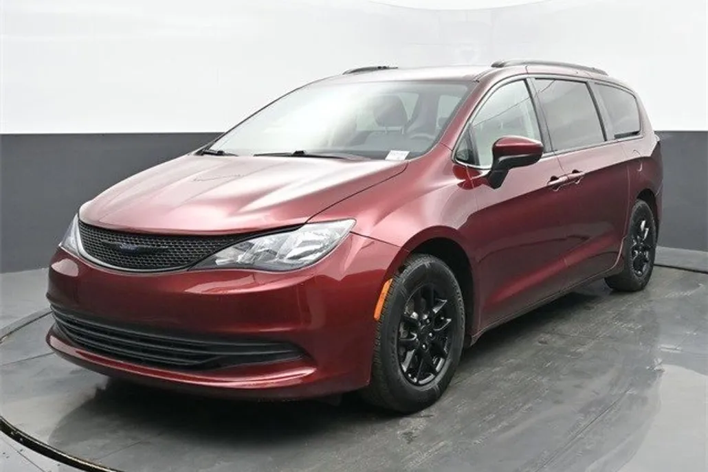2020 Chrysler Voyager LXi photo 1