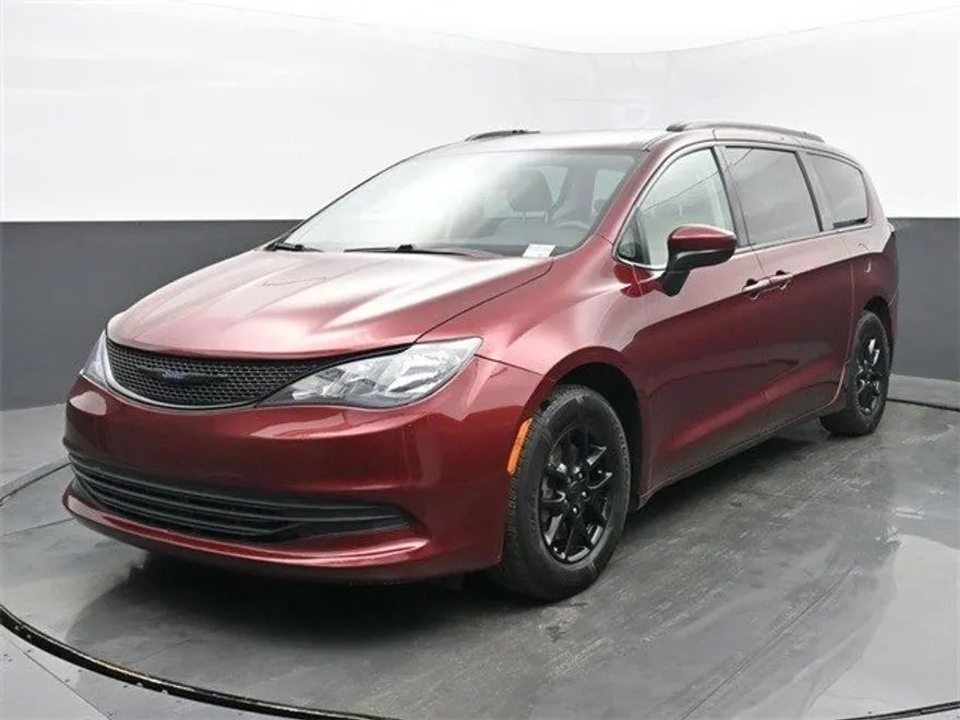 2020 Chrysler Voyager LXi photo 1