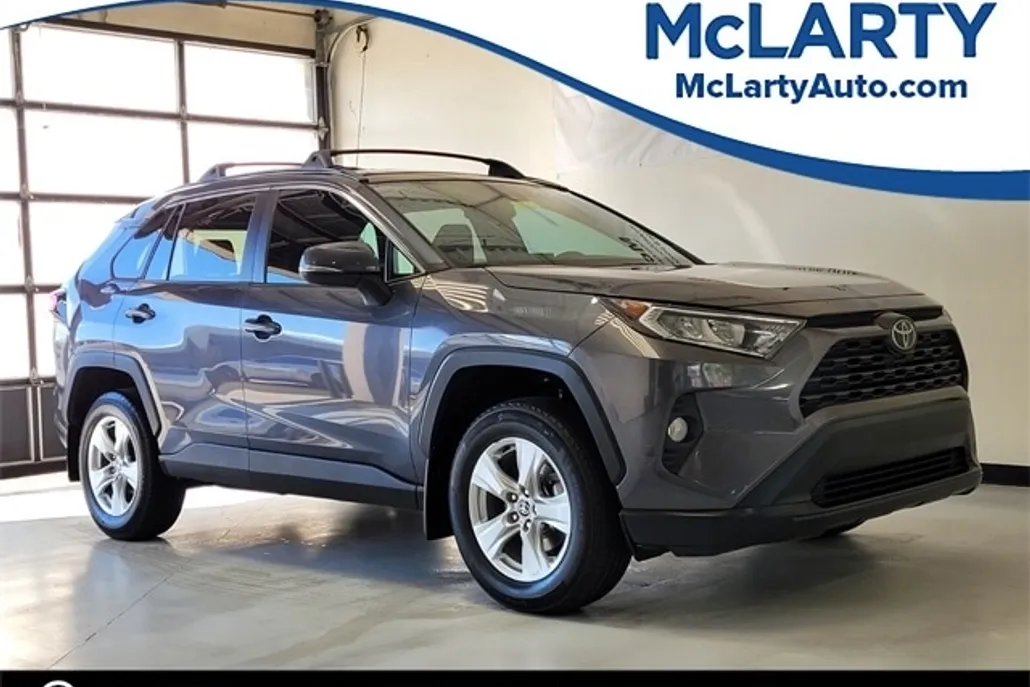 2021 Toyota RAV4 XLE photo 1