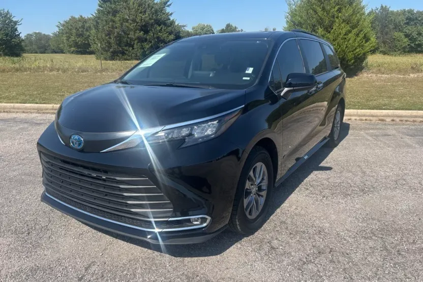 2024 Toyota Sienna XLE photo 1
