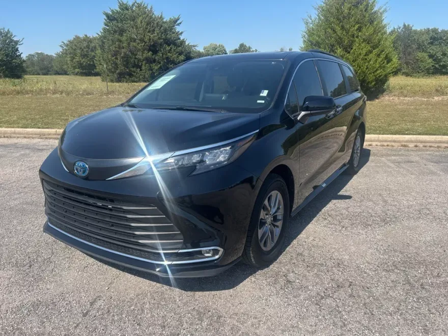 2024 Toyota Sienna XLE photo 1