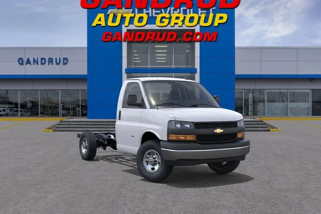 2025 Chevrolet Express Cutaway 3500 photo 1