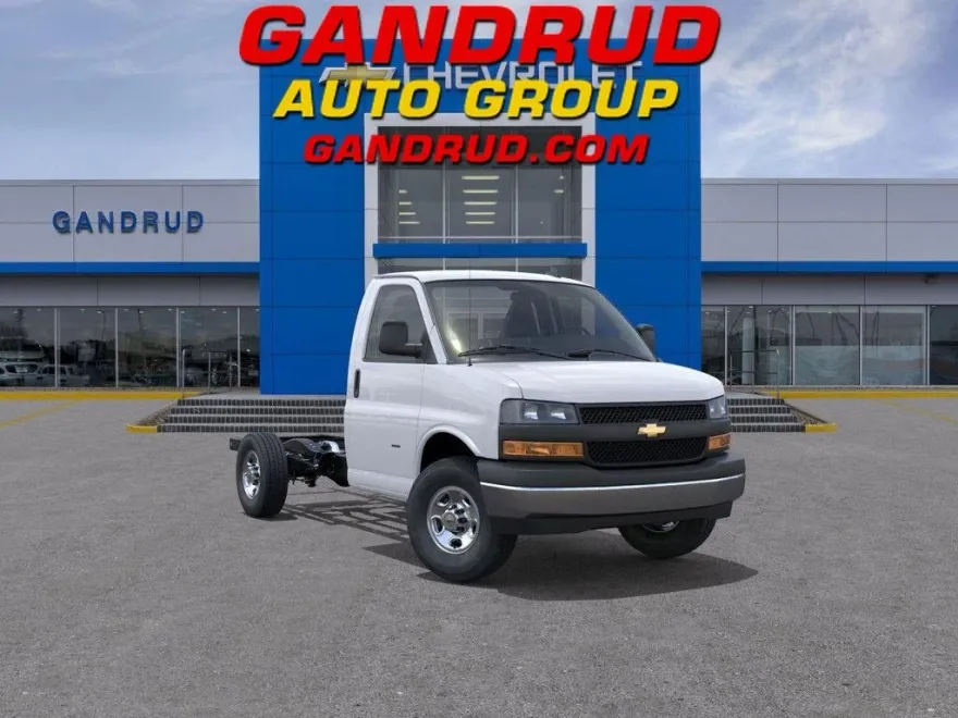 2025 Chevrolet Express Cutaway 3500 photo 1