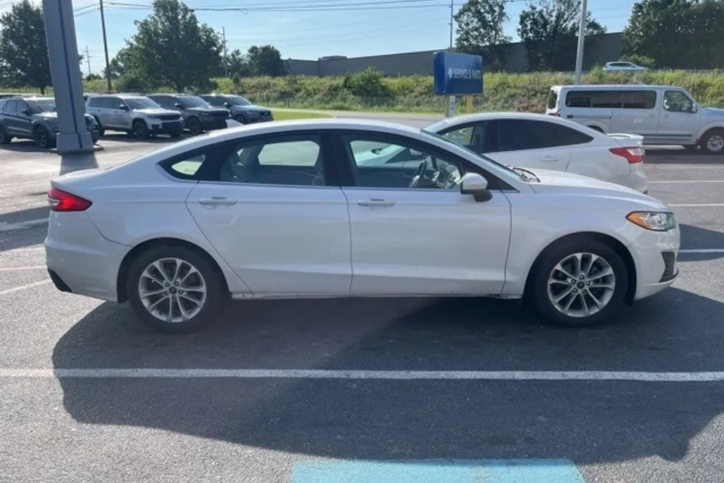 2020 Ford Fusion SE photo 1