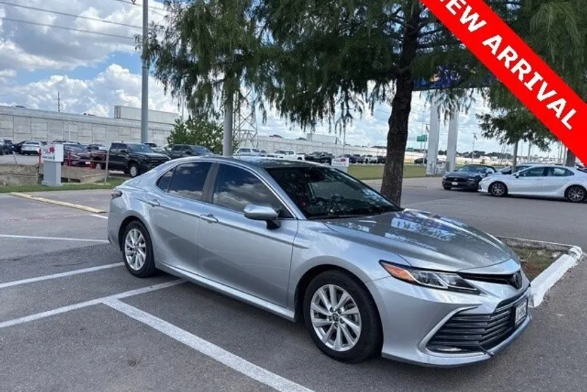 2022 Toyota Camry LE photo 1