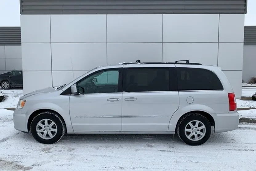 2012 Chrysler Town & Country Touring photo 1
