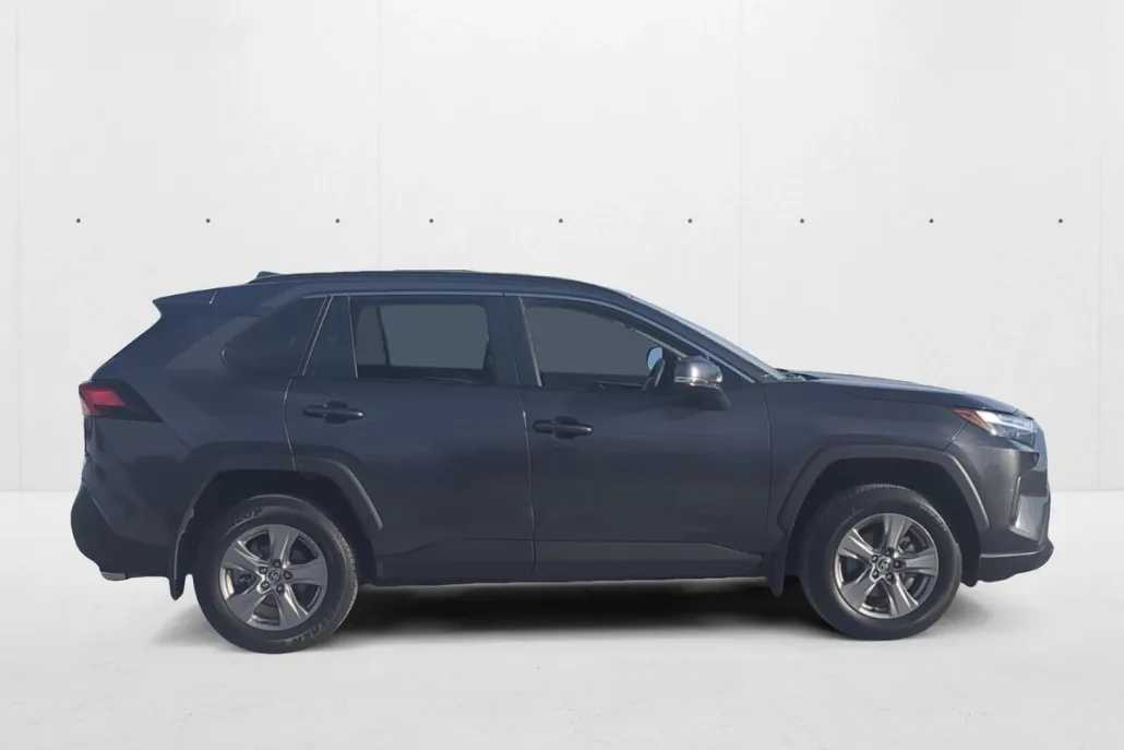 2024 Toyota RAV4 XLE photo 1