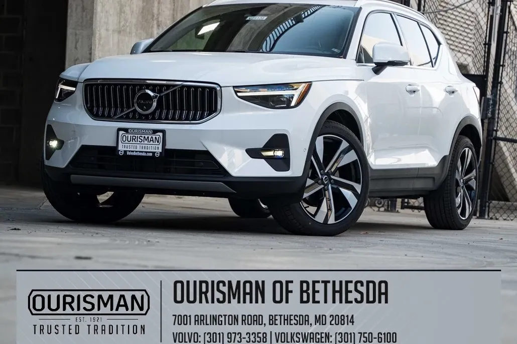 2025 Volvo XC40 Plus photo 1