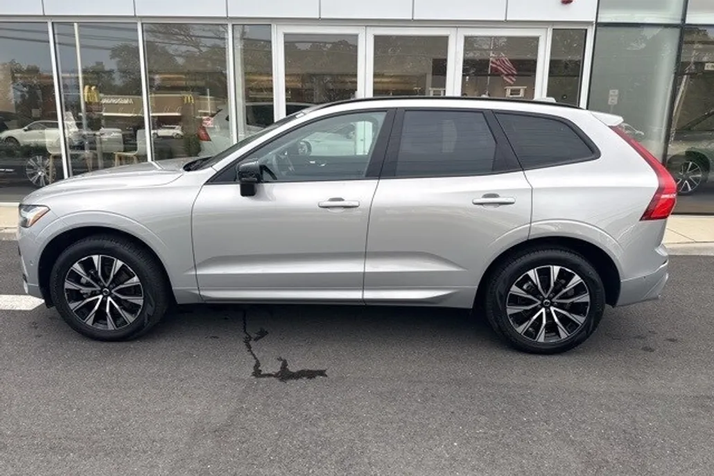 2025 Volvo XC60 Plus photo 1