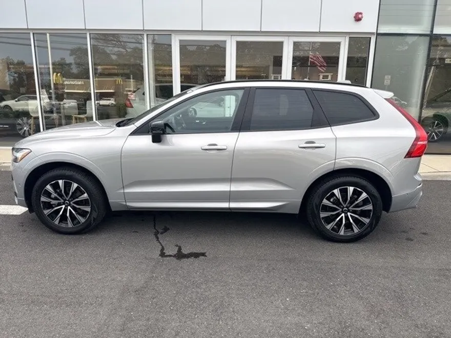 2025 Volvo XC60 Plus photo 1
