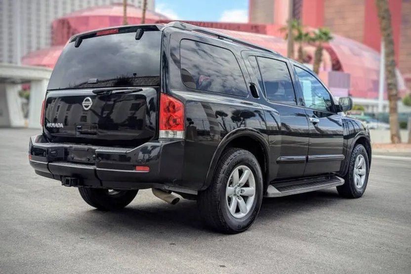 2015 Nissan Armada SV photo 1