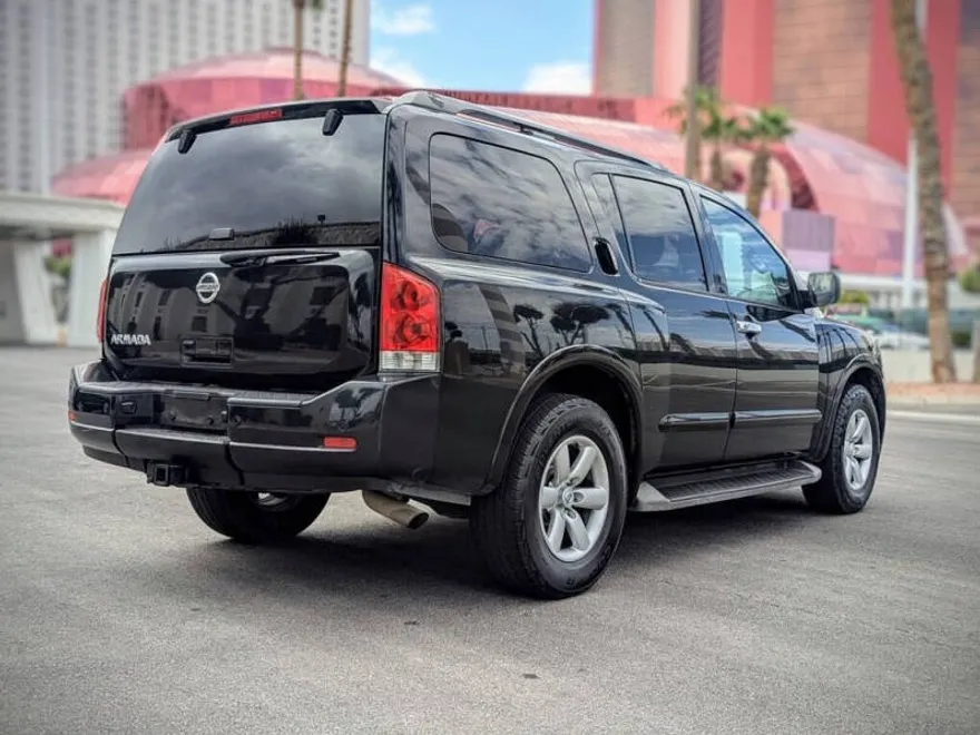 2015 Nissan Armada SV photo 1