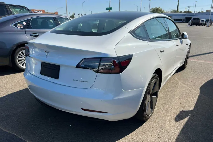 2022 Tesla Model 3 Long Range photo 1