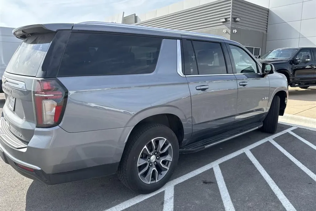 2022 Chevrolet Suburban LT photo 1