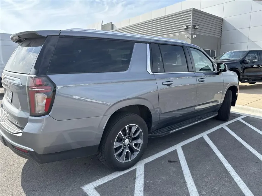 2022 Chevrolet Suburban LT photo 1