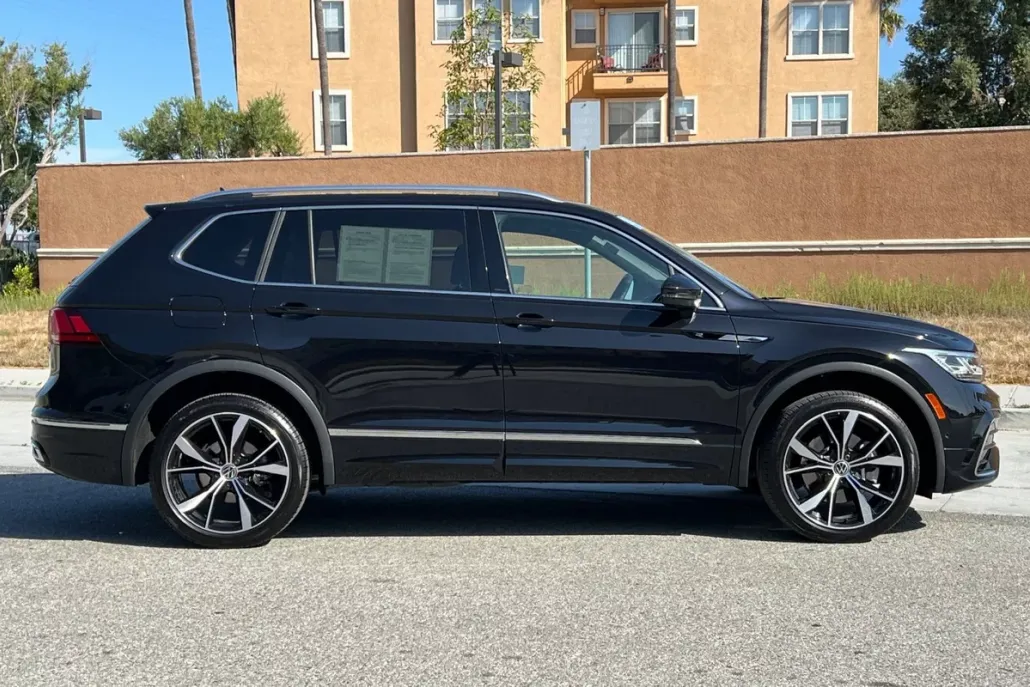 2022 Volkswagen Tiguan SEL Premium R-Line photo 1