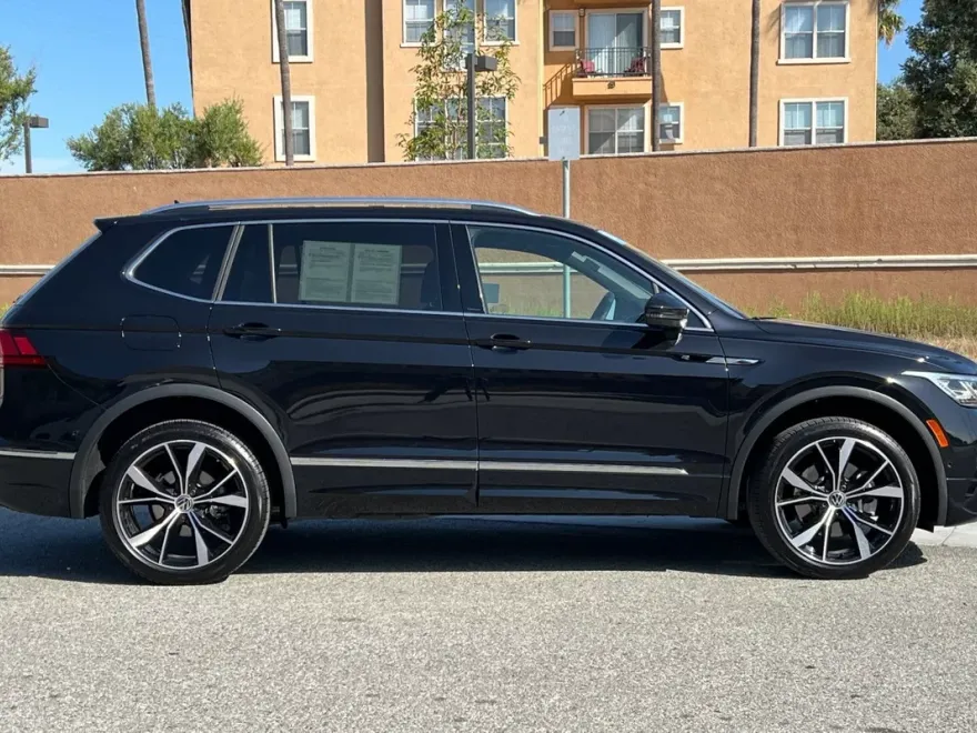 2022 Volkswagen Tiguan SEL Premium R-Line photo 1