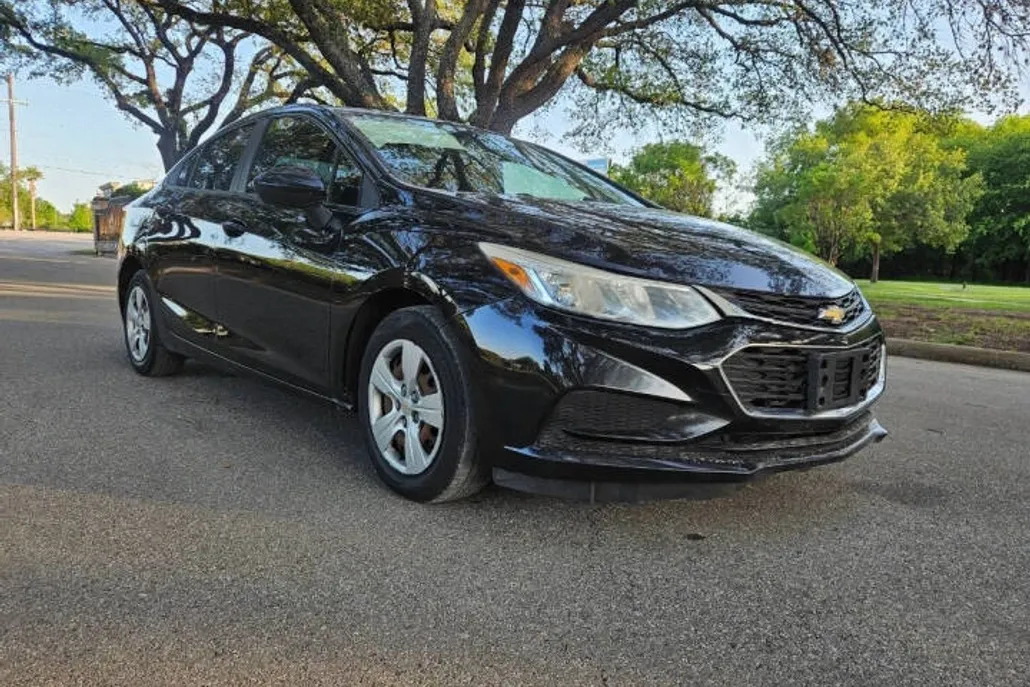 2017 Chevrolet Cruze LS photo 1