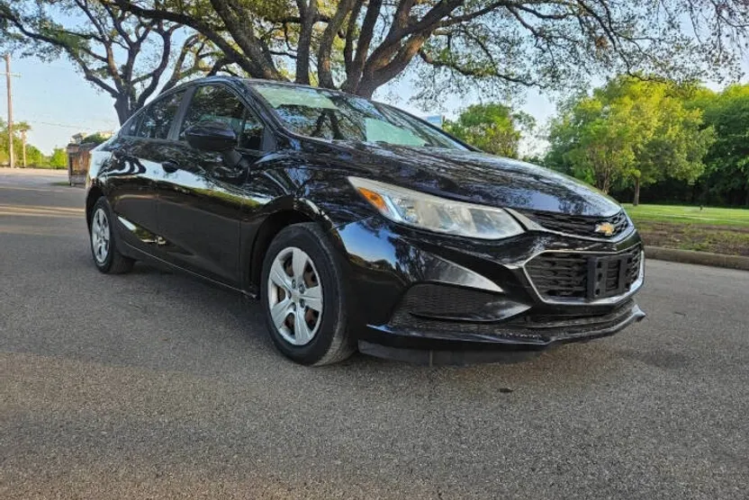 2017 Chevrolet Cruze LS photo 1